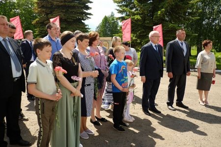 Врио губернатора Кировской области А.В. Соколов почтил память погибшего на Украине Героя Российской Федерации Дениса Ягидарова