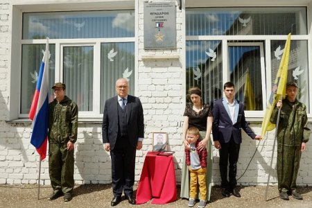 Врио губернатора Кировской области А.В. Соколов почтил память погибшего на Украине Героя Российской Федерации Дениса Ягидарова